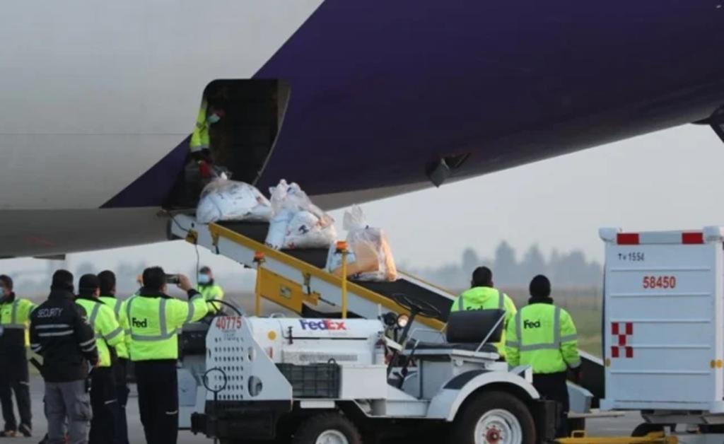 El vuelo FX53 de Fedex aterrizó a las 07:15 horas, en el Centro de Distribución de Fedex, proveniente de Reno, Nevada, con los respiradores de la marca Hamilton Medical que fueron gestionados por el presidente Andrés Manuel López Obrador ante su homólogo Donald Trump para canalizarlos al combate de la crisis sanitaria.
(ESPECIAL)