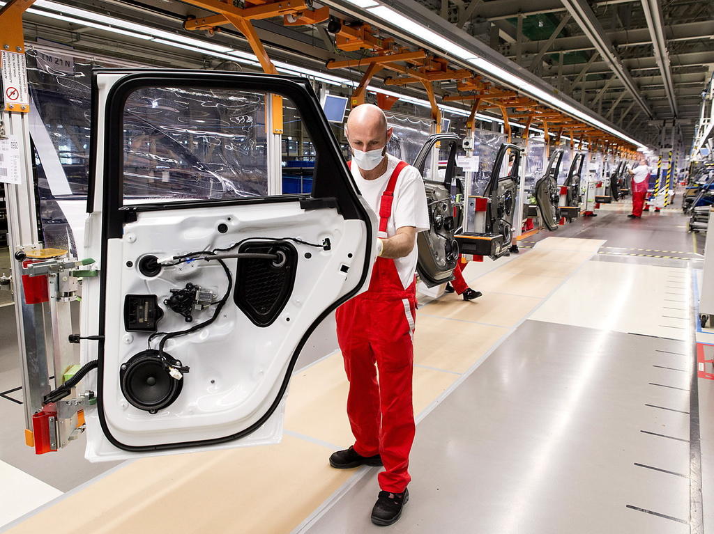 Las principales empresas automotrices de Estados Unidos se disponen a reabrir sus fábricas en dos semanas, lo que podría significar el regreso de miles de trabajadores a sus sitios de empleo. (ARCHIVO) 