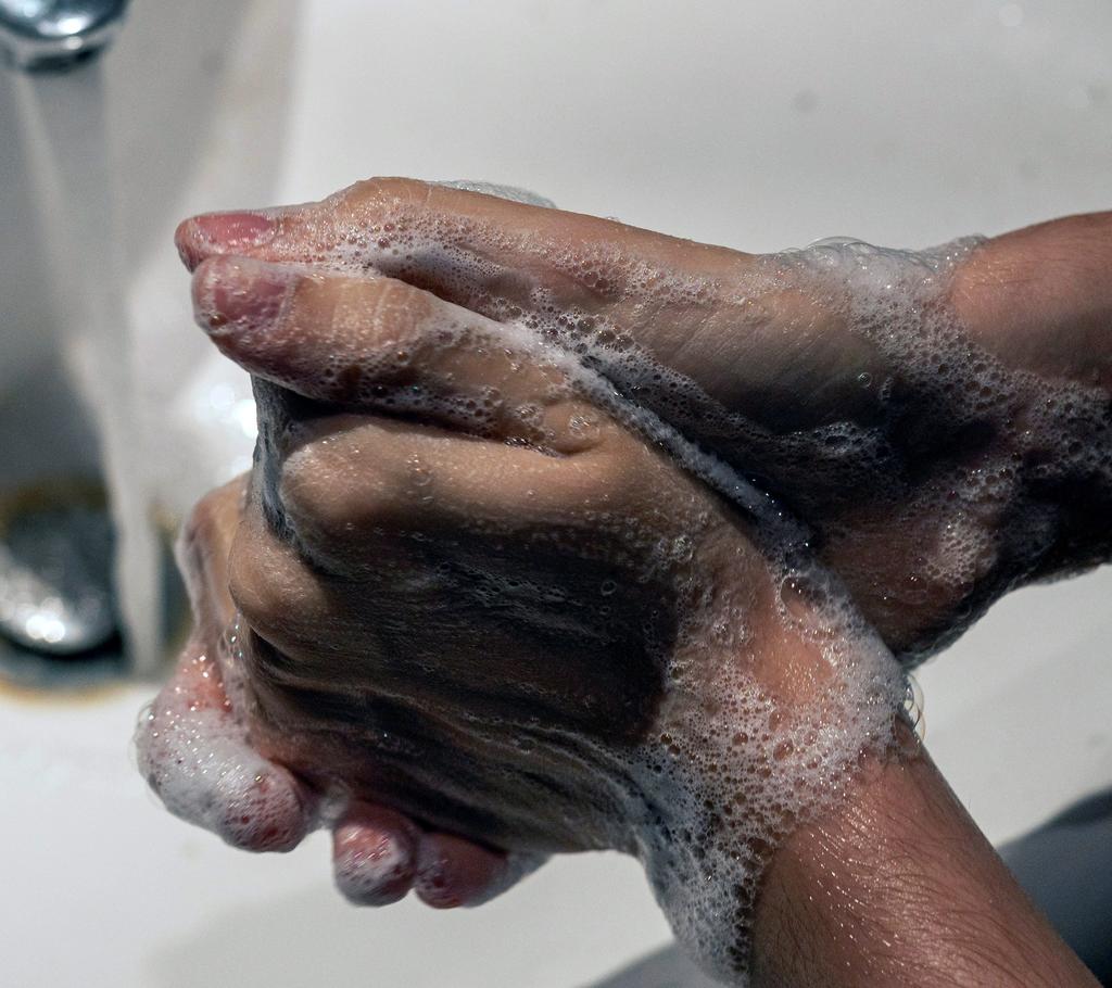 El director general de la Organización Mundial de la Salud (OMS), Tedros Adhanom Ghebreyesus, llamó a los países de todo el mundo a mejorar las prácticas de higiene de manos con la finalidad de ayudar a prevenir la transmisión de COVID-19. (ARCHIVO) 
