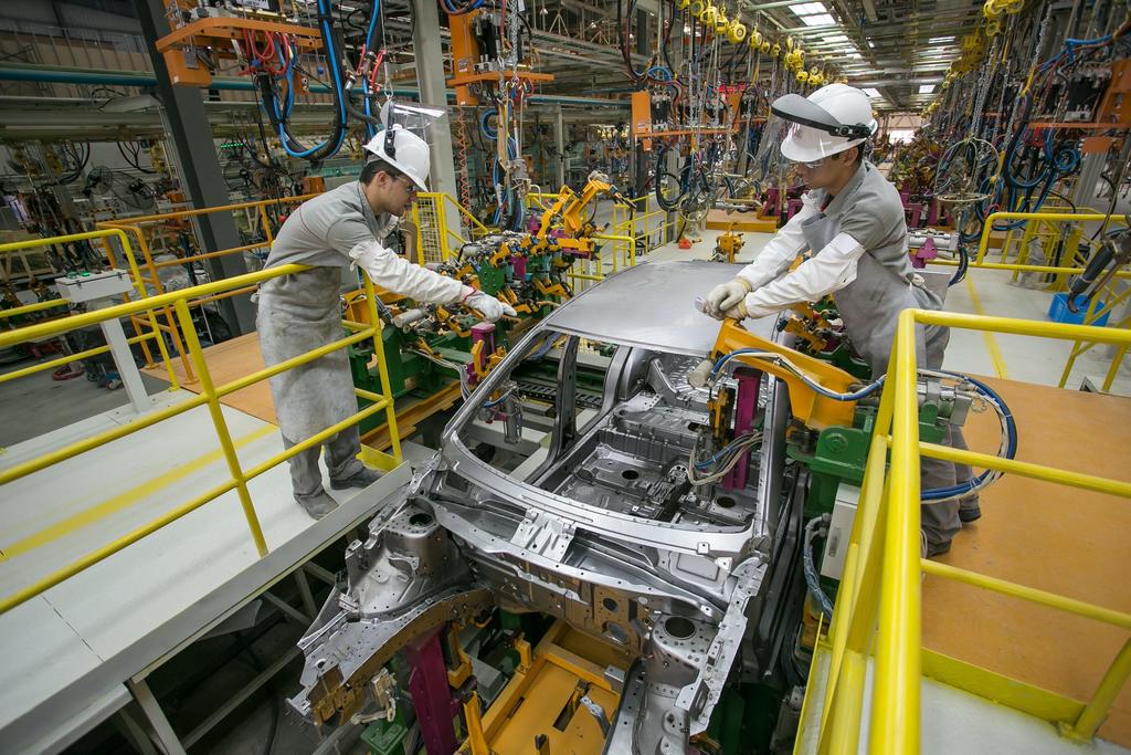 En el reporte, uno de los miembros de la junta señaló que la producción automotriz cayó 24 % a tasa anual en marzo, lo que anticipa una contracción de hasta 34 % anual en la actividad manufacturera del segundo trimestre. (ARCHIVO)