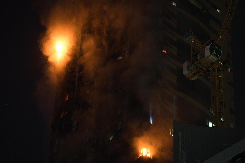 Un rascacielos se incendió el martes en Emiratos Árabes Unidos, y las llamas ascendieron rápidamente por los costados del edificio, tal como ha ocurrido en otros incendios recientes que involucran revestimientos inflamables. (AP)