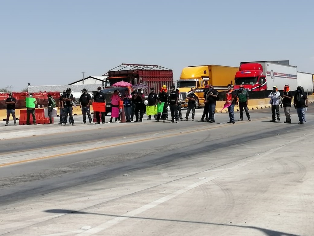 La manifestación de los trabajadores de la mina La Platosa provocó que no pudieran circular los vehículos en ambos sentidos.