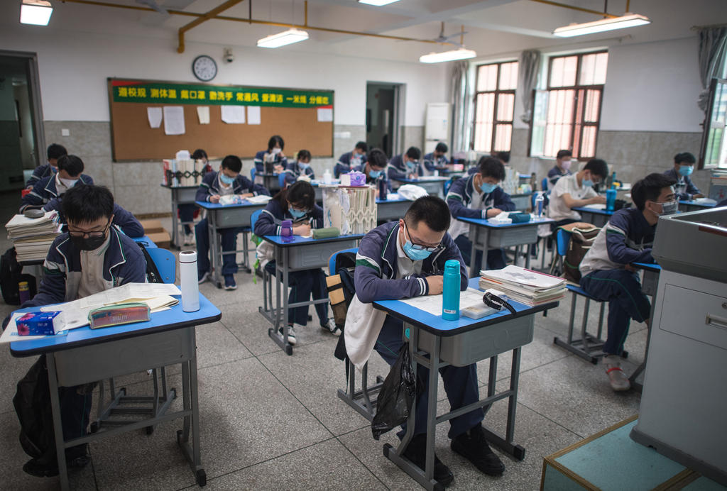 En la ciudad de Wuhan, capital de la provincia de Hubei, se reanudaron hoy las clases en 121 instituciones educativas, después de cinco meses de que éstas permanecieran cerradas a causa del nuevo coronavirus. (ARCHIVO) 