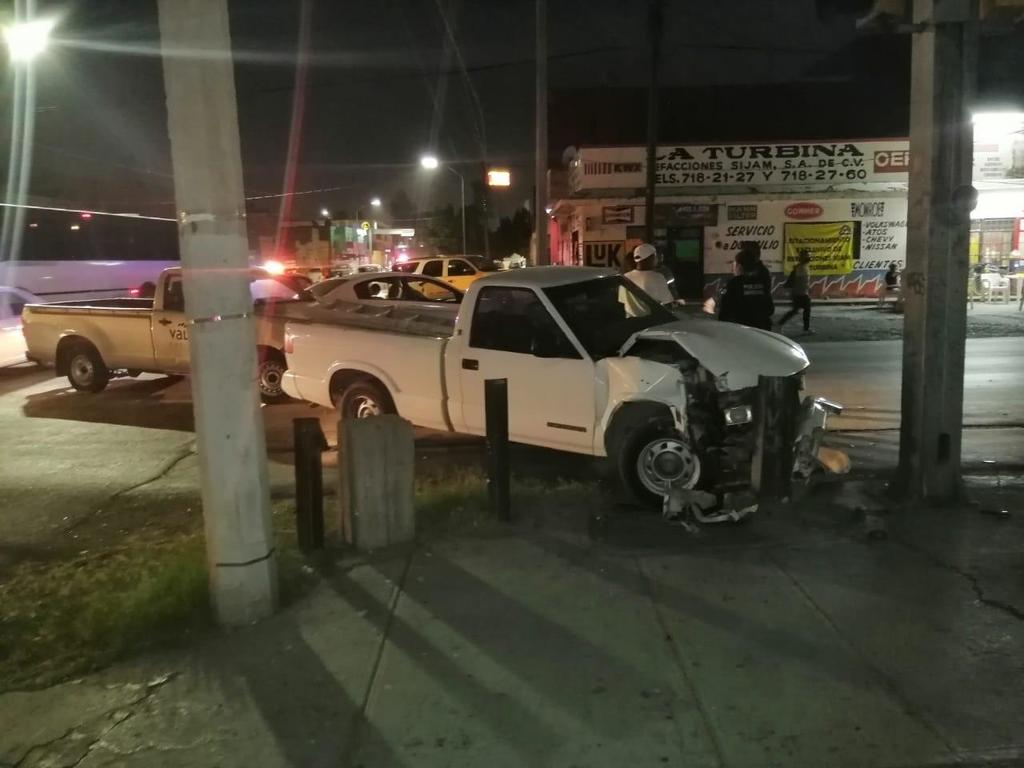 Ebrio al volante protagoniza accidente en el cruce de la avenida Mariano López Ortiz e Hidalgo del sector Centro de Torreón; los daños materiales se estimaron en 30 mil pesos. (EL SIGLO DE TORREÓN)