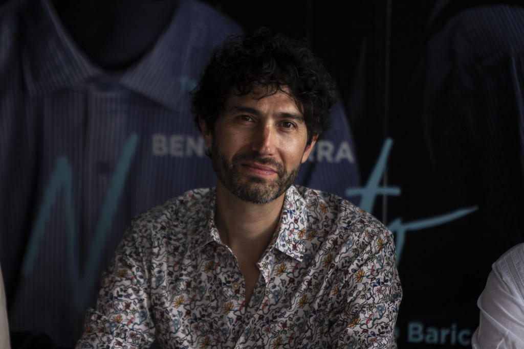 El cantante Benny Ibarra se enteró de secretos familiares a partir de la lectura del libro Mujer en papel. Memorias inconclusas de Rita Macedo, escrito por su tía Cecilia Fuentes y qué gira en torno a su abuela. (ARCHIVO)