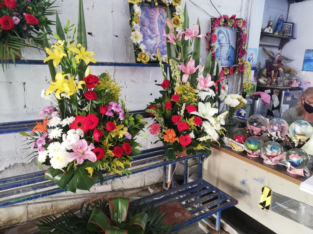Don José tiene toda su vida dedicado a la venta de arreglos florales y confía en que las ventas repunten para el Día de las Madres. (VIRGINIA HERNÁNDEZ)