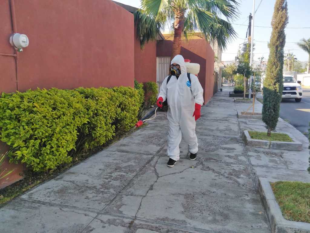 Personal de Protección Civil de Torreón acudió a la colonia para sanitizar los domicilios. (EL SIGLO DE TORREÓN)