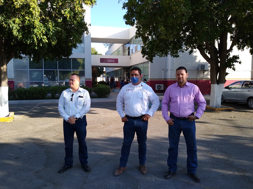 Los Servidores de la Nación inconformes protestaron ayer en las oficinas regionales de la Secretaría del Bienestar con sede en Lerdo.