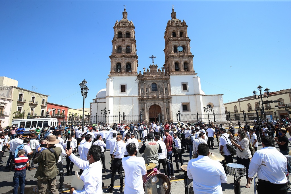 Grupos de banda sinaloense, conjuntos norteños, mariachis, solistas y demás artistas entonaron diversas canciones durante la protesta en la Catedral ubicada en la ciudad de Durango. (ARCHIVO) 