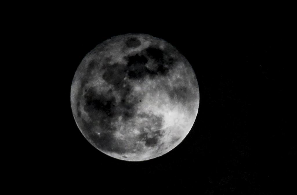 La superficie de la Luna emite iones de carbono, lo que contradice la antigua teoría de que en nuestro satélite se han agotado los elementos volátiles y fácilmente vaporizables como el carbono. (ARCHIVO) 