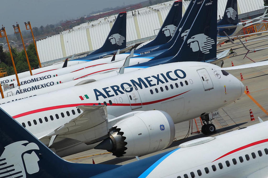 Con el 80 % de la flota en tierra por la crisis del coronavirus, la industria mexicana de aviación perderá 5,291 millones de dólares este año. (ARCHIVO) 