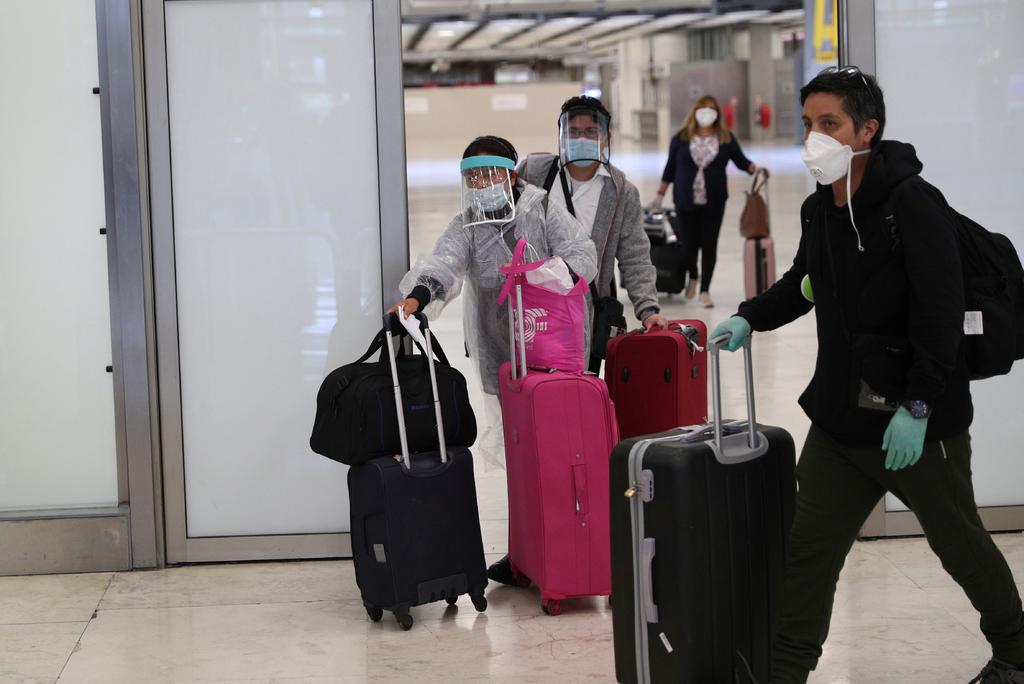 Un total de 152 mexicanos fueron repatriados este viernes en un vuelo privado tras permanecer varados en Chile por el cierre de fronteras debido a la pandemia global por coronavirus, informó la embajada de México en el país austral. (ARCHIVO)