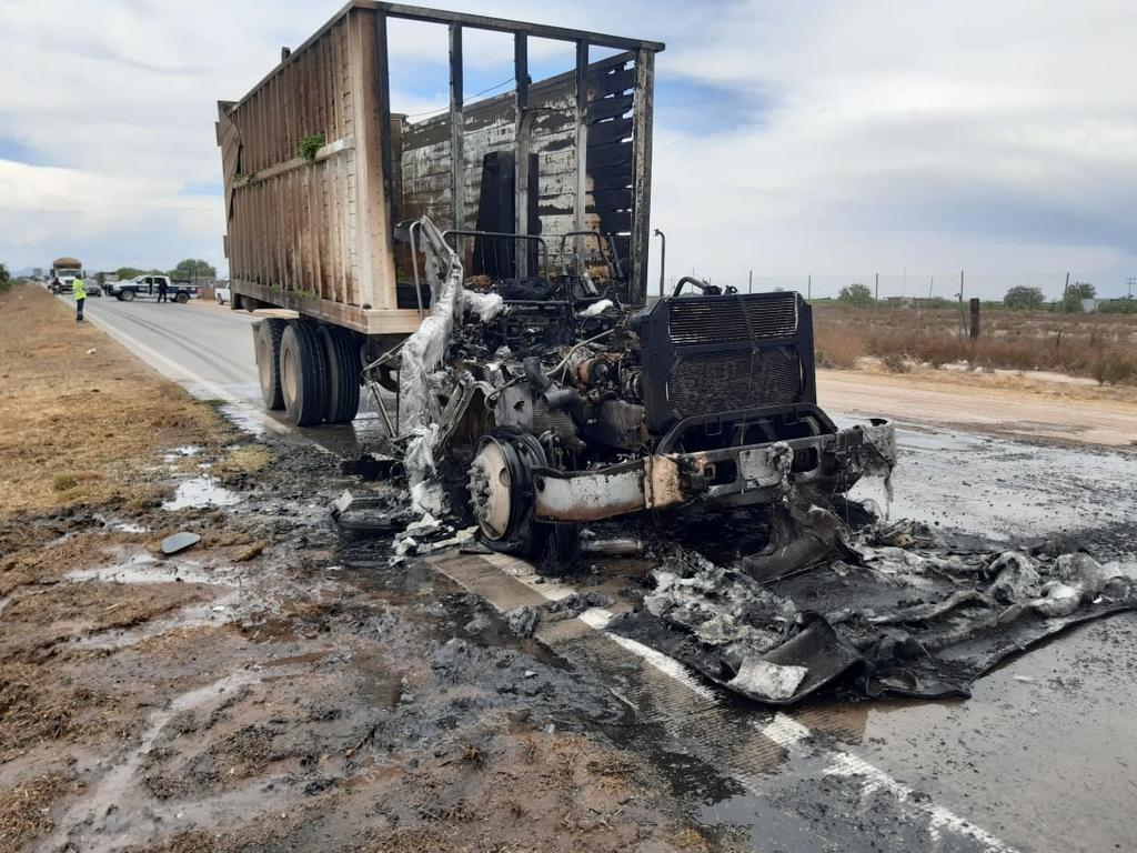El fuego consumió la totalidad de la cabina del vehículo, mientras que la parte de la caja resultó solo con algunos daños. (EL SIGLO DE TORREÓN)
