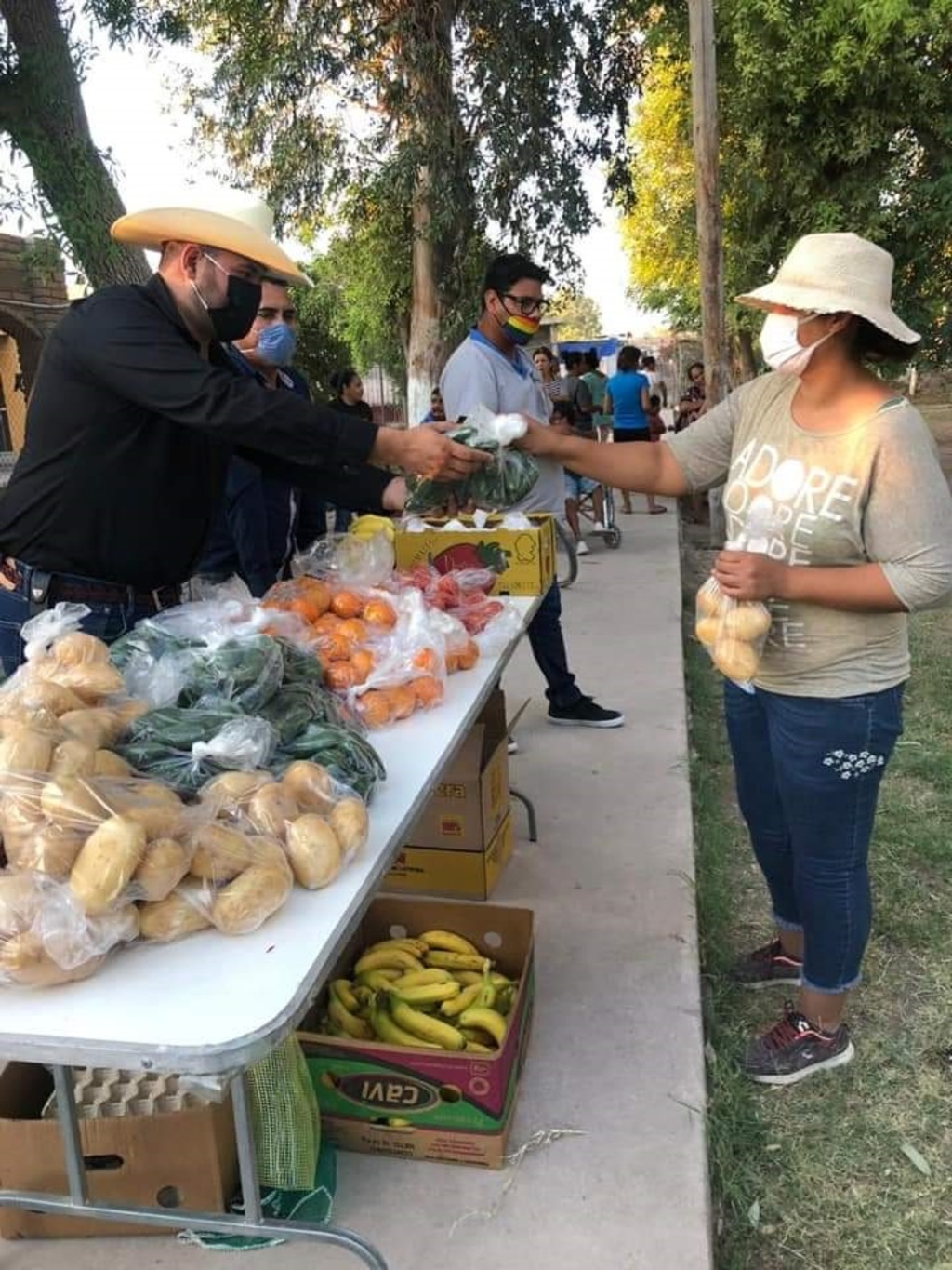 La entrega de alimentos se realiza a través de la iniciativa municipal llamada 'Mercado en Tu Casa' del municipio.