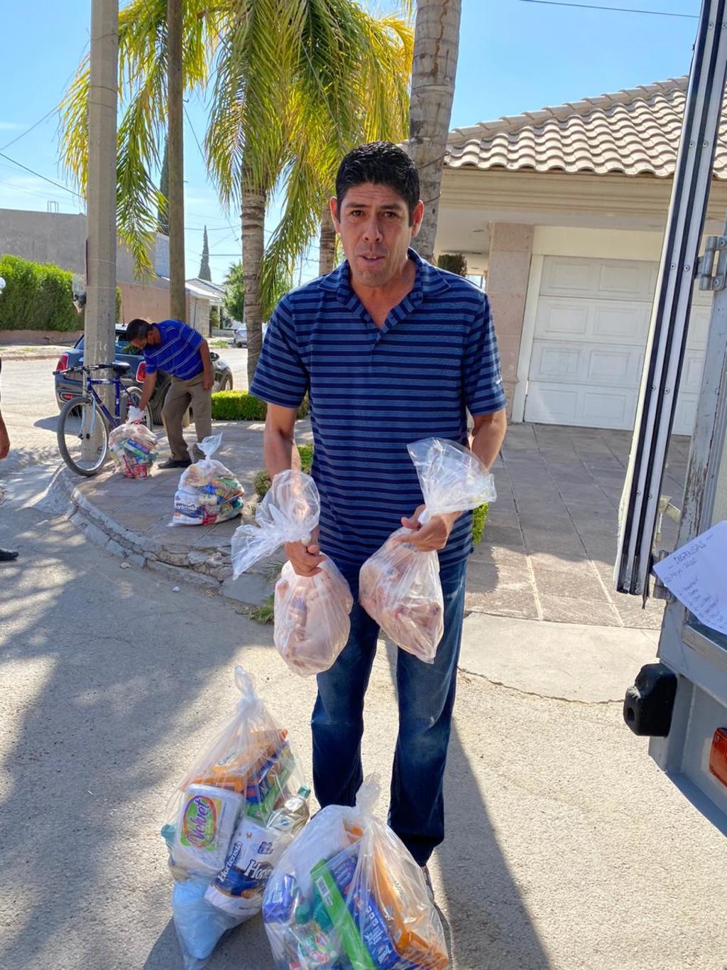 Los trabajadores del añejo campo gomezpalatino, recibieron despensas y piezas de pollo, como ayuda para sobrellevar la situación.