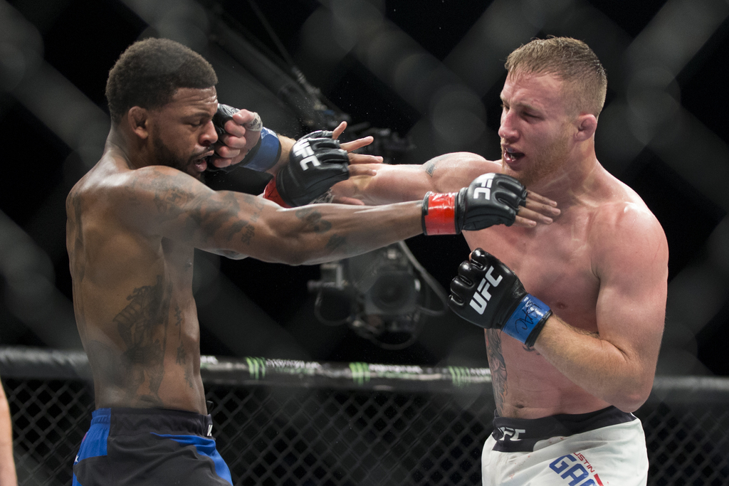 Justin Gaethje (d) se enfrentará a Tony Ferguson por el título interino de peso ligero en UFC 249, que se llevará a cabo en Jacksonville, Florida.