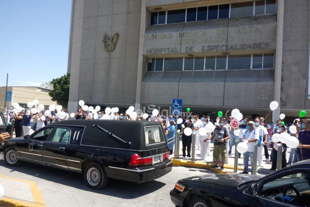 Trabajadores del IMSS se congregaron desde poco antes de las 2 de la tarde de este sábado en la explanada del nosocomio, la mayoría con globos blancos, en espera del cortejo fúnebre. (PRIMITIVO GONZÁLEZ)