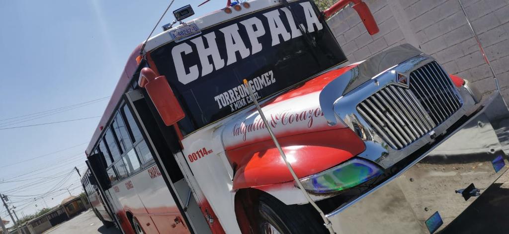 Ofrecen viaje gratis a los pasajeros de la ruta Chapala de los camiones rojos Torreón-Gómez para solidarizarse para quienes han sido afectados por la contingencia sanitaria. (ARCHIVO)