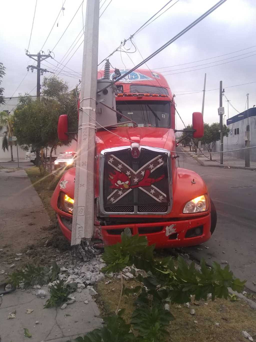 El tráiler se impactó contra un poste de concreto en el Parque Industrial Carlos Herrera de la ciudad de Gómez Palacio. (EL SIGLO DE TORREÓN)