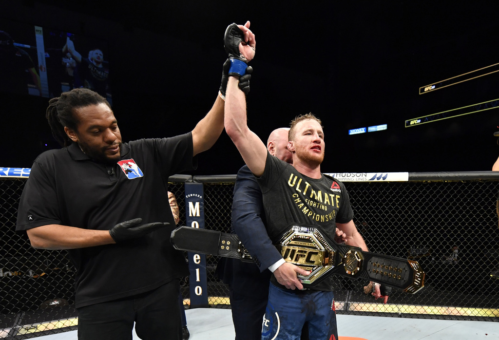 Justin Gaethje ganó el título interino de peso ligero tras derrotar por nocaut técnico en el quinto round a Tony Ferguson.