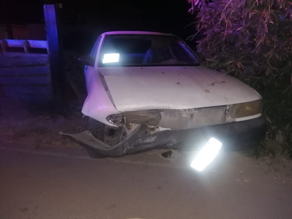 El vehículo de la marca Nissan Tsuru que se encontraba estacionado resultó con daños materiales de consideración. (EL SIGLO DE TORREÓN)