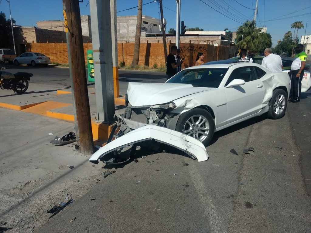 El Chevrolet Camaro quedó muy dañado tras la colisión. (EL SIGLO DE TORREÓN)