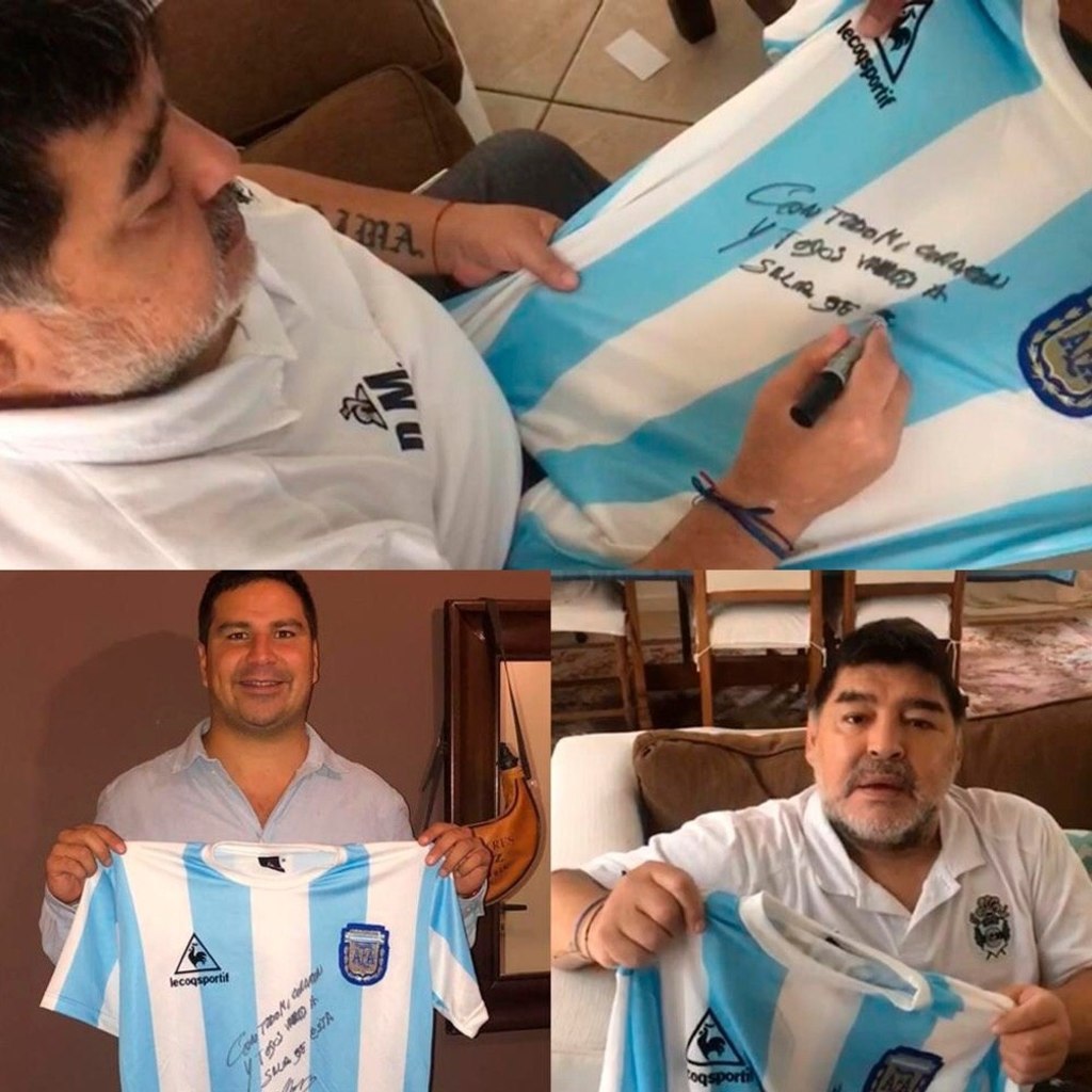 Diego Armando Maradona firmó una réplica de la camiseta que Argentina usó en el Mundial de México 1986. (ESPECIAL)