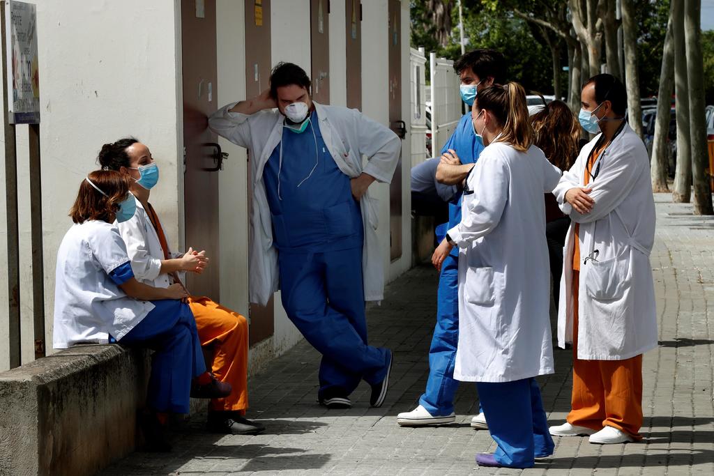 El total de muertes por la pandemia en España asciende a 26,744, mientras que los contagios suman ya 227,426. (EFE)