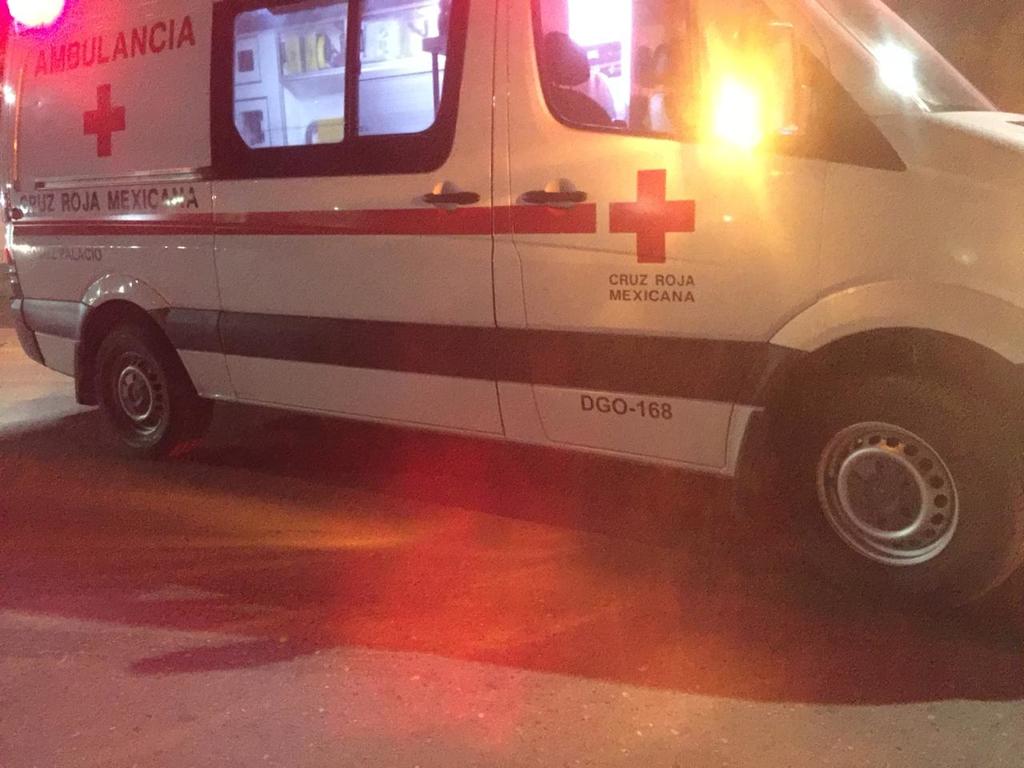 Paramédicos de la Cruz Roja arribaron al lugar para atender al hombre, el cual presentaba múltiples heridas en los brazos, antebrazos, hombros y tórax. (EL SIGLO DE TORREÓN)