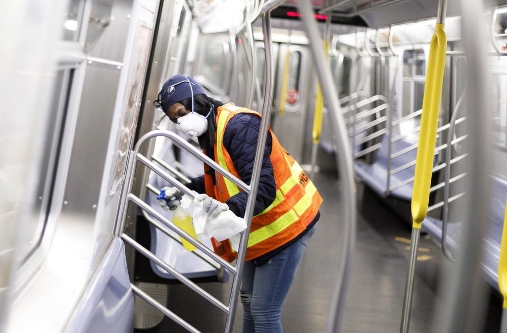 La semana pasada, los trenes de Nueva York se detuvieron por primera vez en una suspensión del servicio planificada. Entre la una y las cinco de la mañana se desinfectan vagones y estaciones en una humilde concesión a la pandemia del coronavirus. (ARCHIVO) 