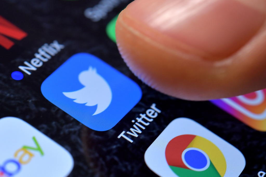 Twitter señaló que decidirá caso por caso sobre la colocación de la etiqueta y sólo eliminará publicaciones que son dañinas. (ARCHIVO)