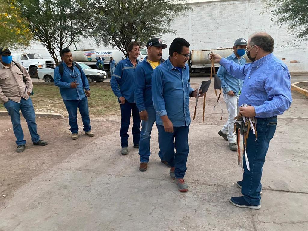 Se observó que el personal de Parques y Jardines de Torreón no cuenta con caretas, cubrebocas ni guantes u overoles. (BEATRIZ A. SILVA)