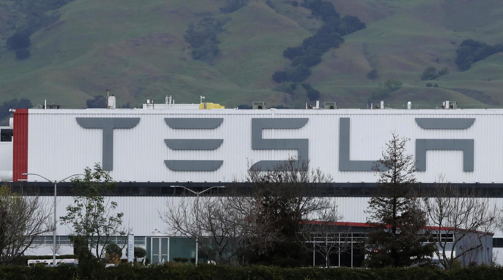 Elon Musk confirmó en Twitter que reanudó la producción en su fábrica de Tesla en California, violando órdenes locales. (EFE)
