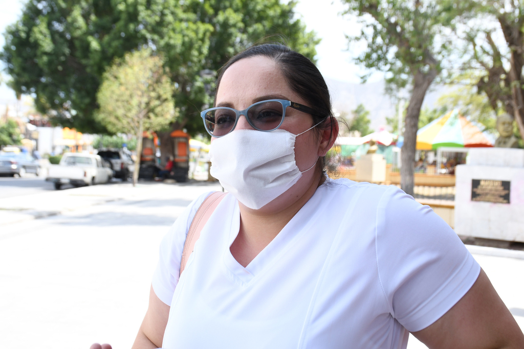 Sanjuana Romero todos los días tiene que realizar una estricta rutina de protección antes de entrar a desempeñar su profesión. (FERNANDO COMPEÁN)