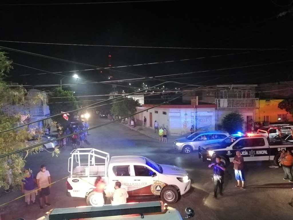El personal del departamento de Bomberos de la ciudad de Gómez Palacio se encargó de sofocar el fuego. (EL SIGLO DE TORREÓN)