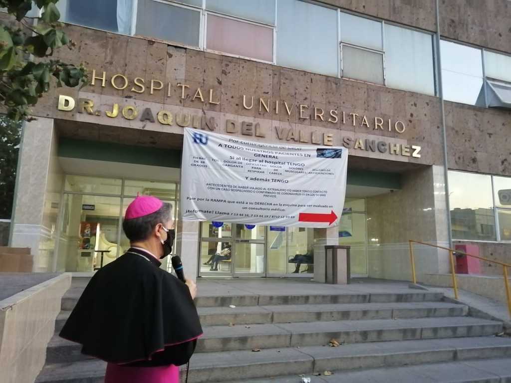 Antes del amanecer, el obispo Luis Martín Barraza rezó el Rosario de la Aurora a los pacientes. (VIRGINIA HERNÁNDEZ)