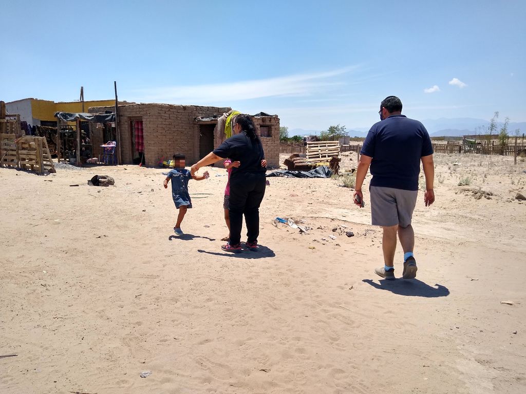 Maestros de la Escuela Primaria Justo Sierra de Matamoros acuden a los hogares de los alumnos. (El Siglo de torreón / Diana González)