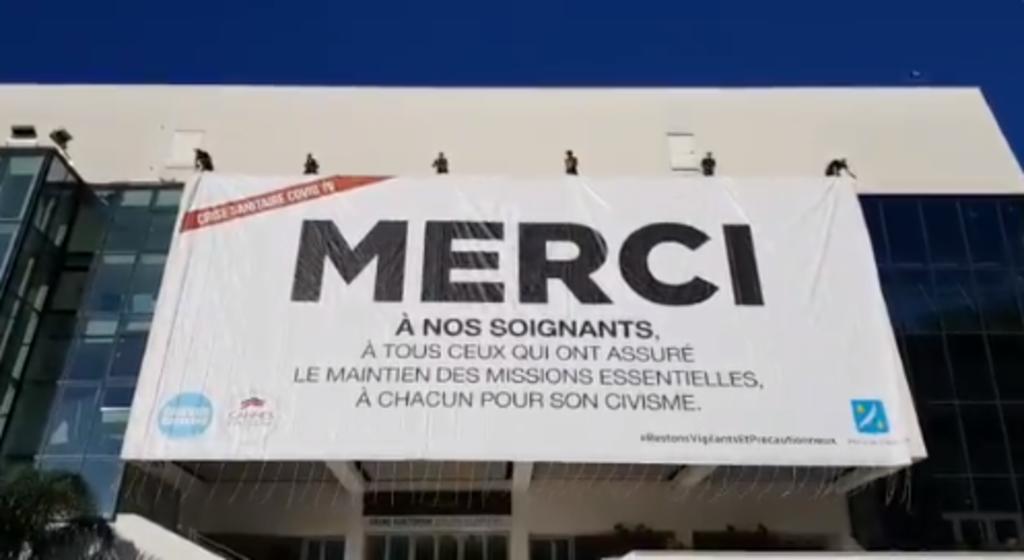 El Palacio de Festivales de Cannes ha cambiado su tradicional alfombra roja por un mensaje de agradecimiento a todo el personal sanitario. (ARCHIVO)