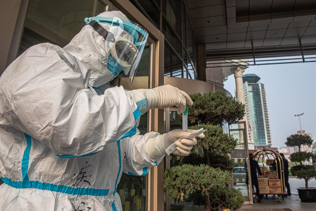 Las autoridades de la ciudad china de Wuhan, donde se registraron los primeros contagios de la pandemia de COVID-19, planean llevar a cabo test masivos a sus 11 millones de habitantes tras haber detectado un pequeño rebrote. 