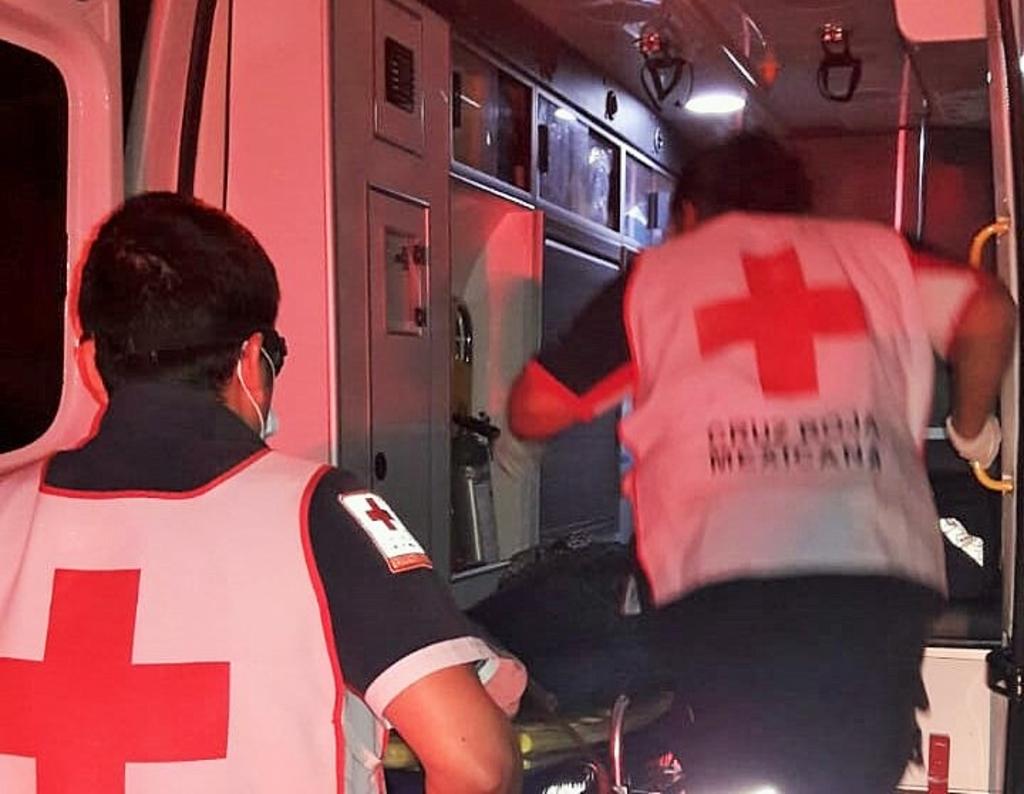 El hombre fue trasladado en una ambulancia de la institución a un hospital de la localidad para su atención médica. (ARCHIVO)