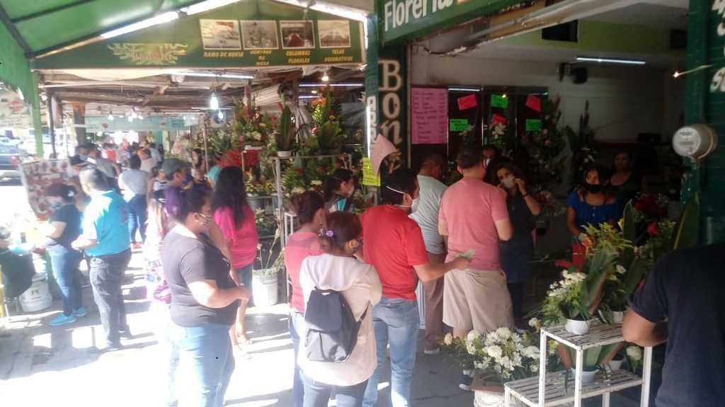 El gobernador dijo que el 10 de mayo se vio mucho movimiento de ciudadanos que acudieron a comprar pasteles, ramos de flores y otros artículos para celebrar a sus madres. (ARCHIVO)