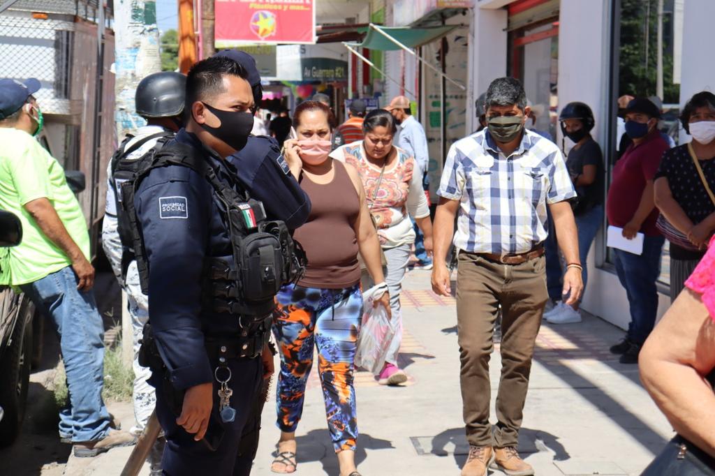 El ayuntamiento ha reforzado ya la presencia de elementos de seguridad en las calles de San Pedro exhortando a la población a quedarse en casa y usar el cubrebocas. (DIANA GONZÁLEZ)
