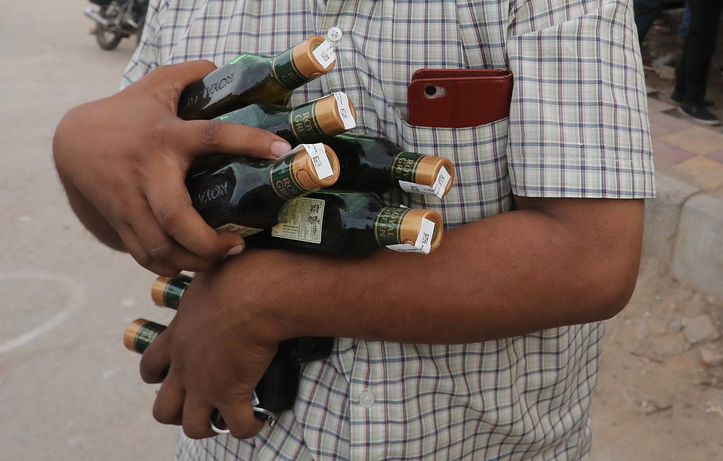 El ayuntamiento de Chiconcuautla declaró emergencia sanitaria, tras confirmarse la muerte de 17 personas por ingerir alcohol (refino) adulterado, presuntamente proveniente de Zacatlán. (ARCHIVO)