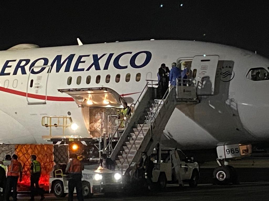 Esta noche llegaron a México los primeros 48 ventiladores para pacientes graves con coronavirus comprados a China, en el décimo cargamento de insumos médicos procedentes de Shanghái. (TWITTER)