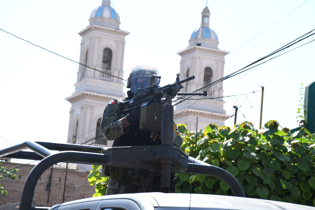 Durante la entrega de despensas en San Joaquín estuvieron presentes elementos del Ejército. (FERNANDO COMPEÁN)