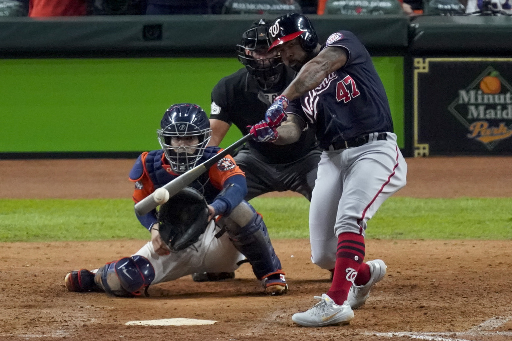 Howie Kendrick de los Nacionales de Washington conecta un jonrón ante los Astros de Houston durante el séptimo juego de la Serie Mundial de 2019. (ARCHIVO)