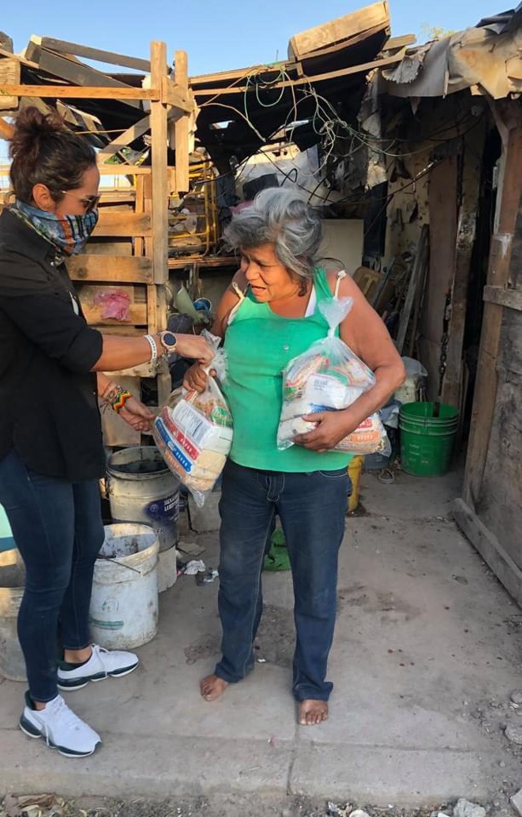Tania Aguilar repartió despensas a familias que viven en jacales al suroriente de Torreón. (CORTESÍA)