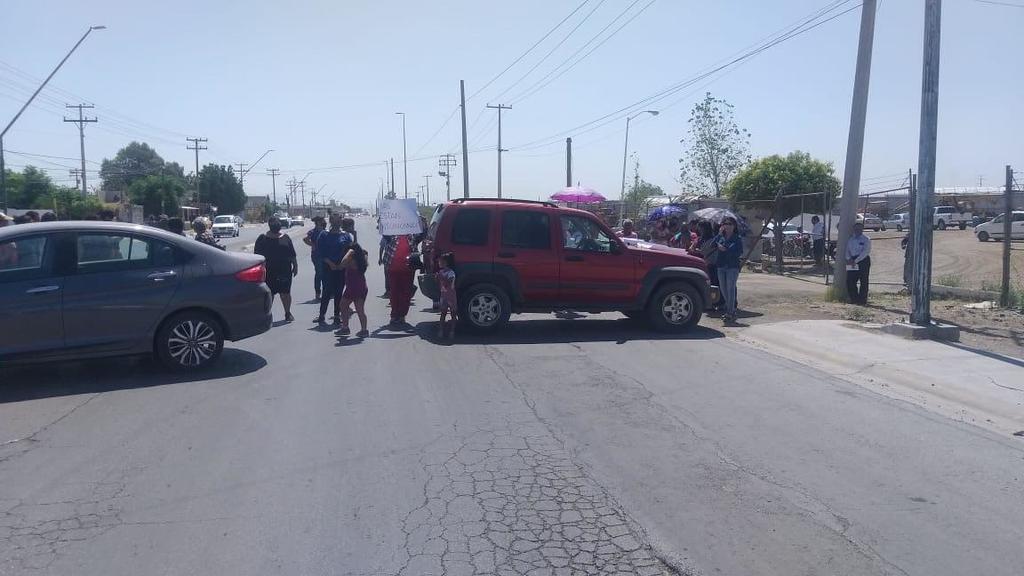Habitantes del ejido Los Rodríguez se manifestaron bloqueando la carretera La Unión - Matamoros debido a la inconformidad que tienen por los trabajos que desarrolla una empresa que fabrica asfalto. (BEATRIZ SILVA)