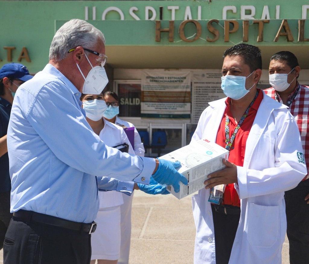 Jorge Zermeño Infante, inició la entrega de 500 kits de protección para el personal de salud que labora en todos los hospitales COVID-19 de la ciudad. (BEATRIZ SILVA)