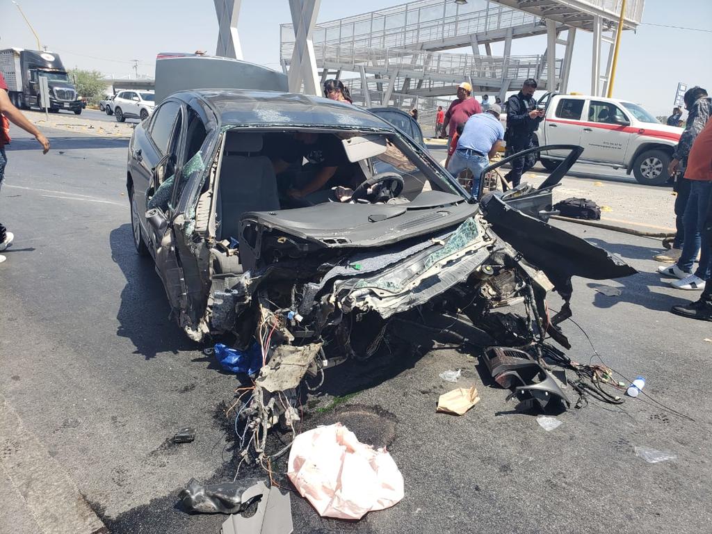 El accidente sucedió la tarde de este miércoles sobre los carriles de circulación que dirigen de Matamoros a Torreón a la altura del parque acuático Wet Laguna.
(EL SIGLO DE TORREÓN)